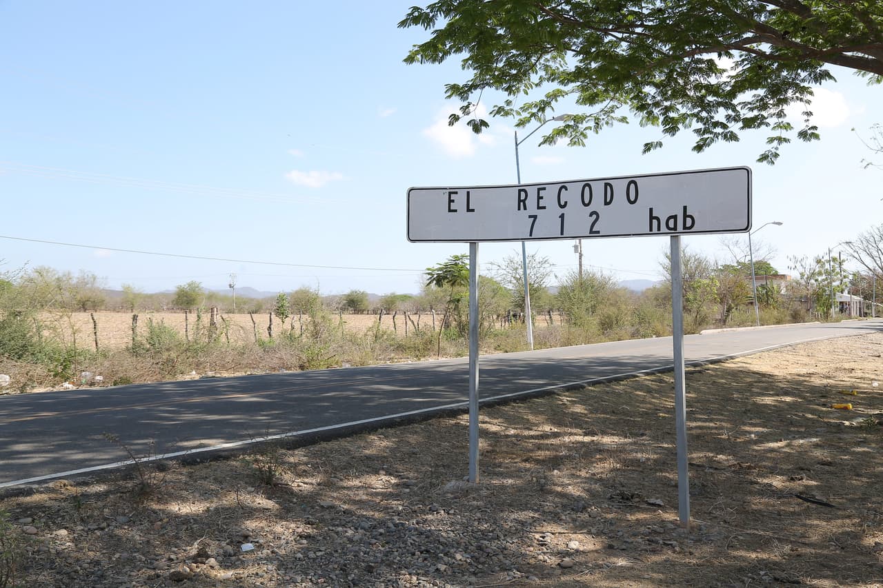 Este es uno de los señalamientos que se puede encontrar a la llegada a El Recodo.