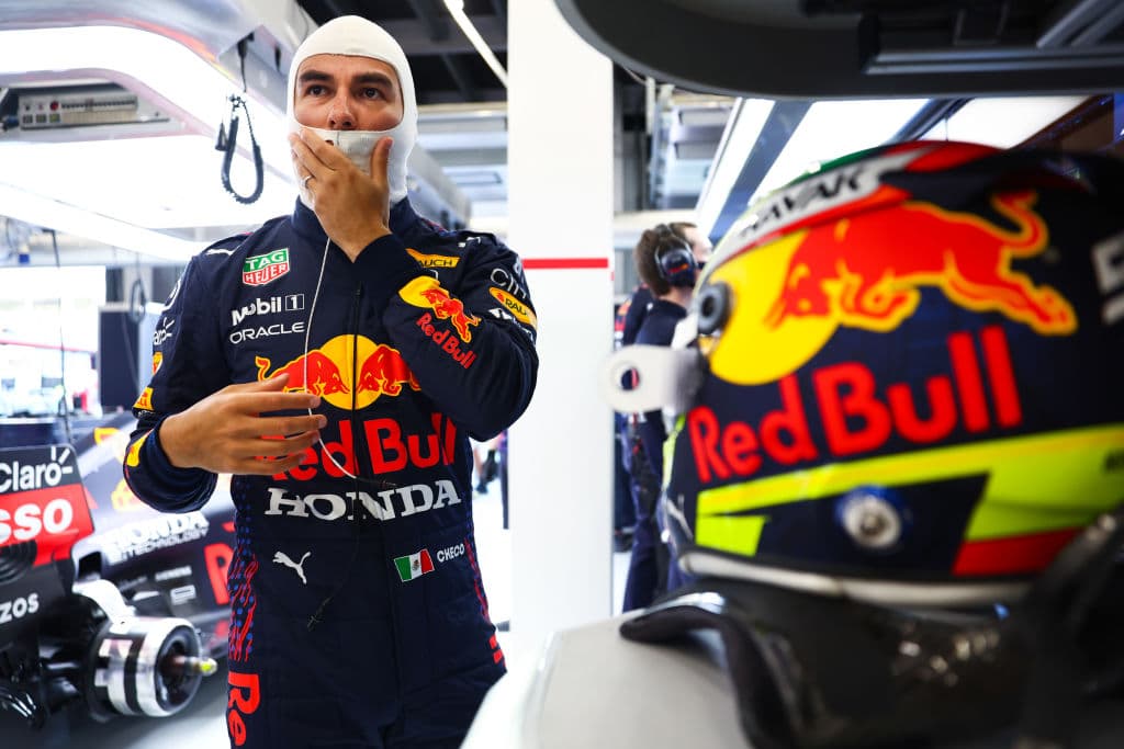 El mexicano Sergio Pérez finalizó en la novena posición de la Q2 en una complicada sesión para la escudería Red Bull dónde Max Verstappen terminó en el cuarto sitio. El siete veces campeón del mundo inglés Lewis Hamilton de Mercedes fue el más rápido este viernes, por delante de su compañero finlandés Valtteri Bottas, en el segundo entrenamiento libre para el Gran Premio de Arabia Saudí, el vigésimo primero y penúltimo del Mundial de Fórmula Uno, que se disputa en el circuito urbano.