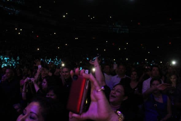 El Divo de Juárez, Juan Gabriel, hizo retumbar Phoenix con su música, su voz y sus bailes, enloqueciendo a miles de fans que llenaron el US Airways Center. Con un "¡Viva México!", Juanga arrancó su gira de conciertos del tour "Volver" ante un auditorio repleto que respondió con la misma pasión. Este ícono mexicano deleitó al público con sus grandes éxitos como "Querida", "El Noa Noa", "Inocente pobre amigo," y "Amor Eterno" entre muchos otros. El cantante se entregó por entero a sus seguidores, quienes cantaron, bailaron, lloraron y hasta aprovecharon para tomarse una selfie en un espectáculo que fue divertido y emotivo a la vez.