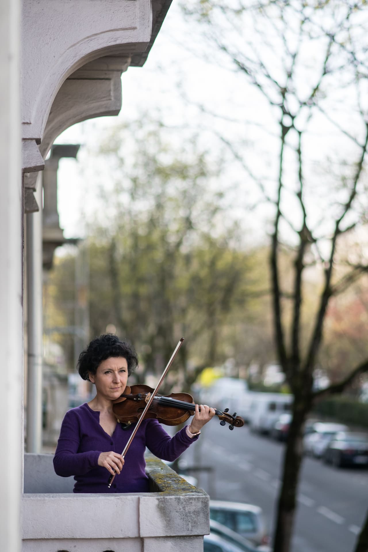 La violinista de la Orquesta Sinfónica de Mulhouse Jessy Koch toca en el balcón cada día para los trabajadores de la salud en Mulhouse, este de Francia. Esta es una de las áreas más afectadas por la epidemia y la violinista toca todos los días a las 6:30 pm en su balcón.