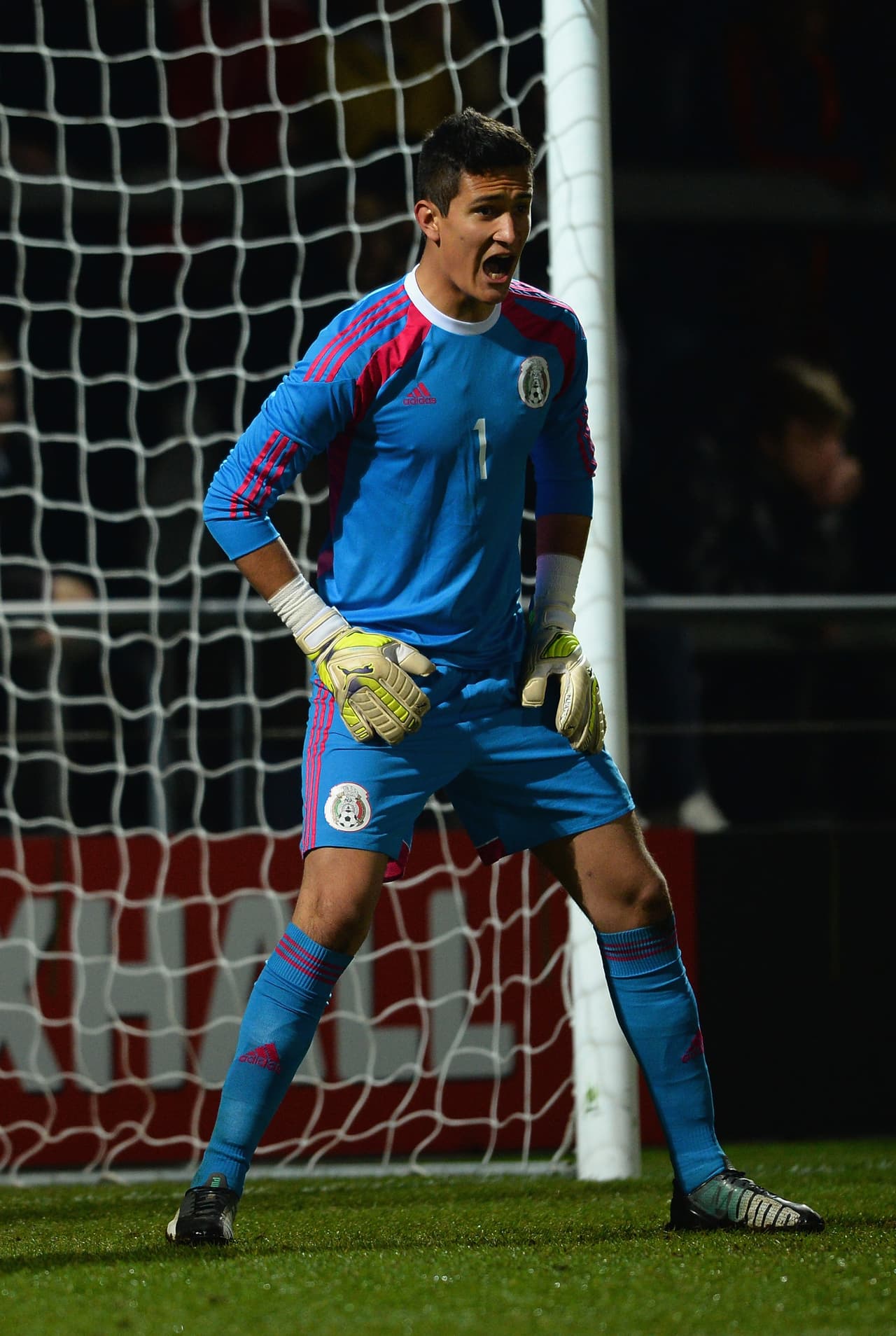 Carlos Salcedo deja a Chivas para jugar en la Fiorentina de Italia