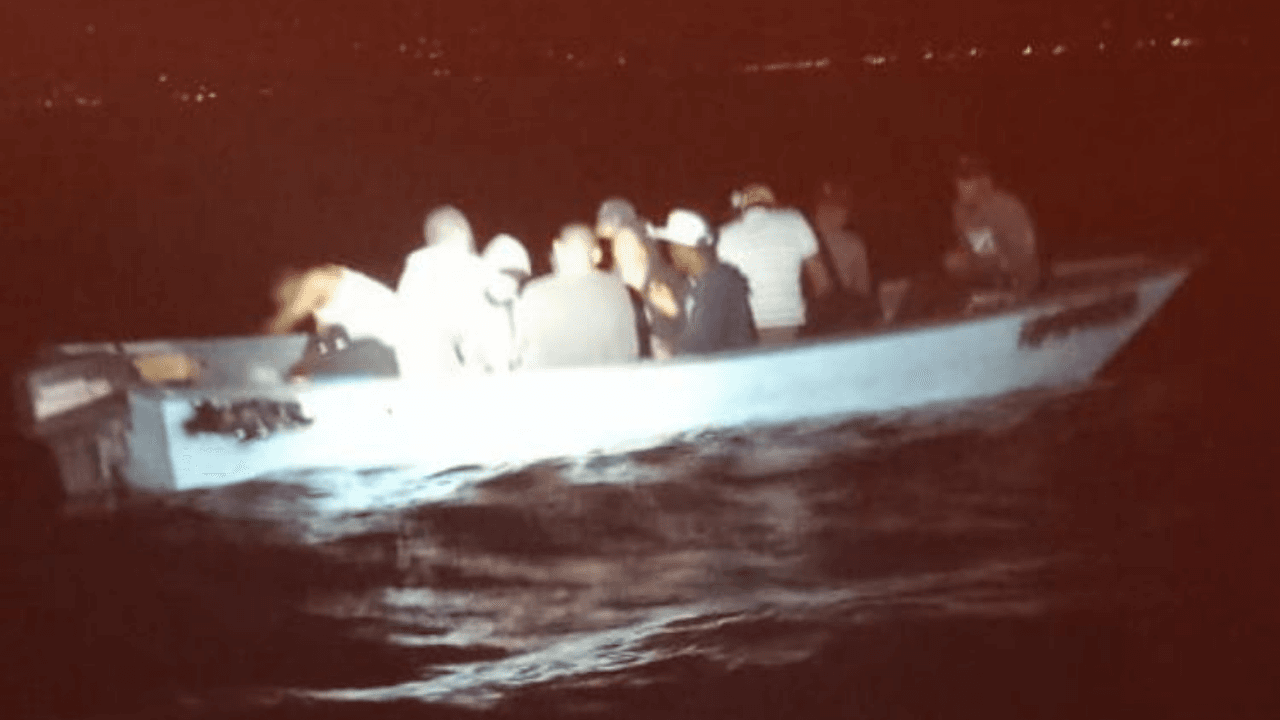 Mueren 8 dominicanos y otros 23 son rescatados al zozobrar el bote que los traía a Puerto Rico en 'Thanksgiving'