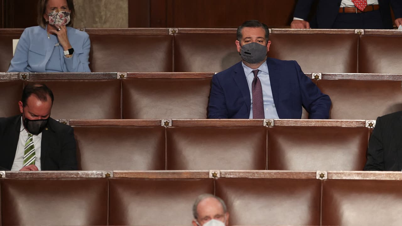 Durante la transmisión del discurso, Ted Cruz fue enfocado y las redes sociales hicieron viral el momento.