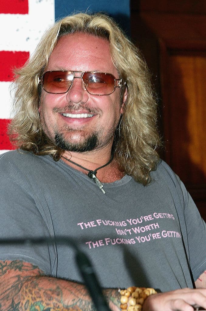 En 1988 el cantante de Motley Crue terminó en la cárcel luego de haber sido responsable de un accidente de coche en California mientras iba en camino a la licorería.
<br>