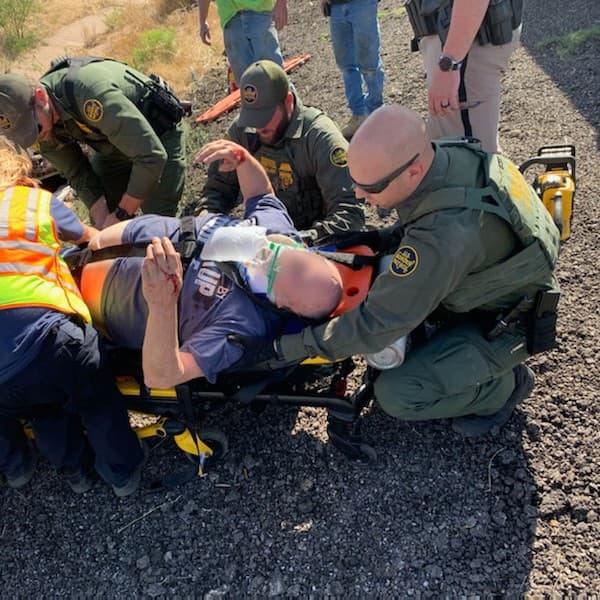 Los agentes ayudaron a las personas que resultaron lesionadas hasta que llegó un equipo de técnicos de emergencia.