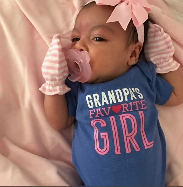 Johnny Lozada no oculta lo feliz que es de ser abuelo y hasta presume el mensaje de la playera de Amaia.