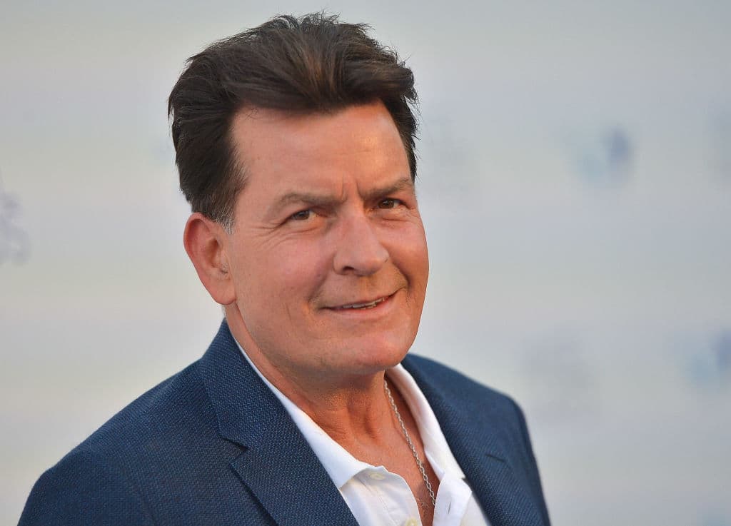 <b>Charlie Sheen</b>: además de ser hijo de 
<b>Martin Sheen</b>, ha logrado la fama por su polémica vida y relaciones, como las de su homónimo personaje en ‘
<i>Two and a half men</i>’.
