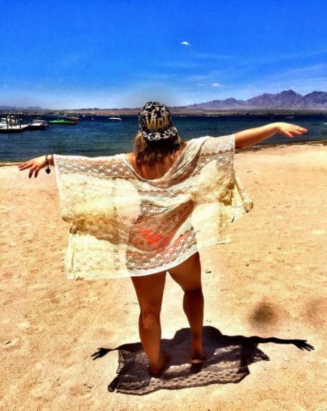 Hasta hace poco, Chiquis compartió que terminó la relación de cinco años que llevaba con su novio. Así que está sola de nuevo.