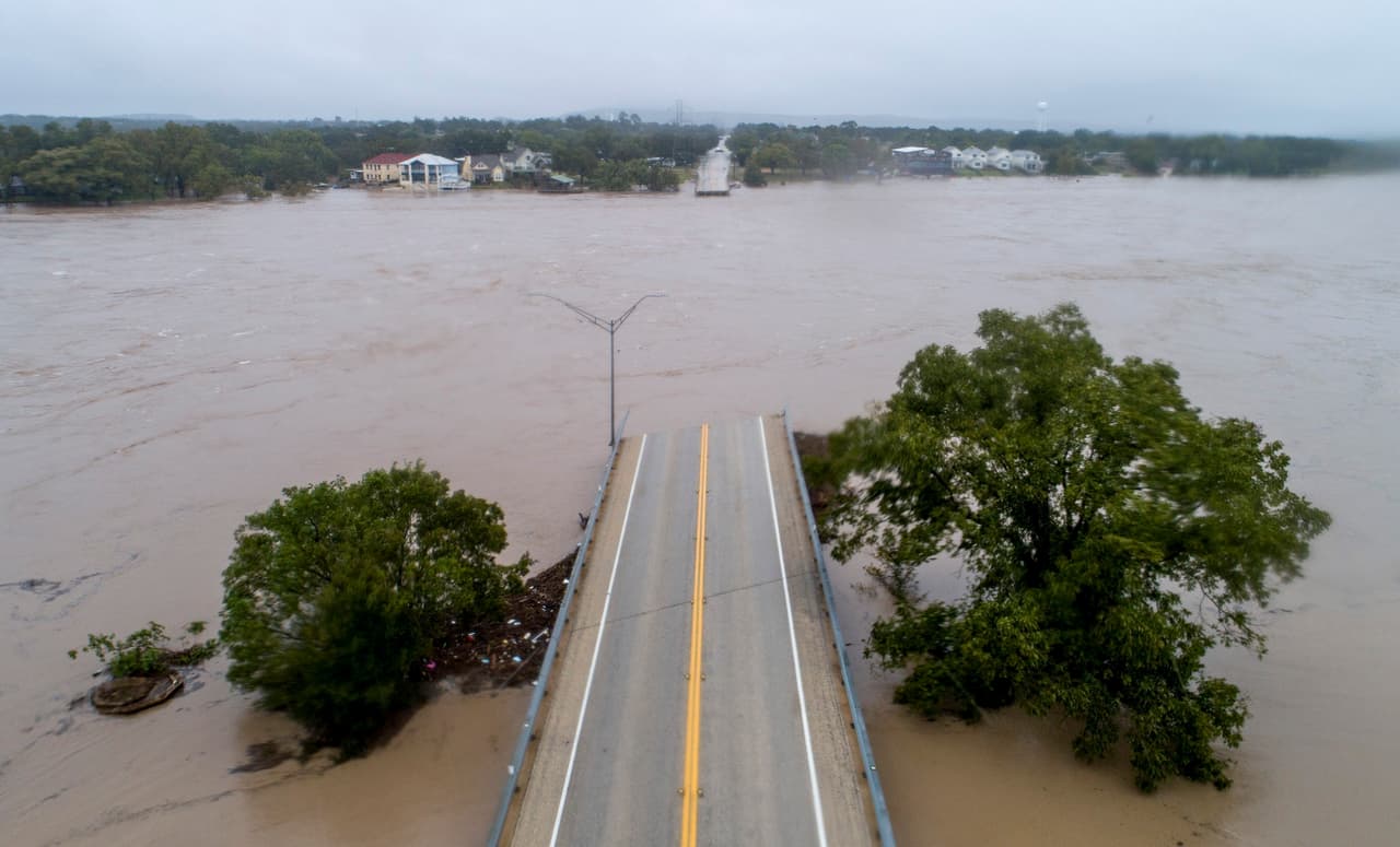 Las aguas crecidas del río Llano derribaron el puente Ranch Road 2900 en Kingsland, en el centro de Texas. Dos personas fueron encontradas sin vida esta semana después de la copiosas lluvias que han afectado la zona.