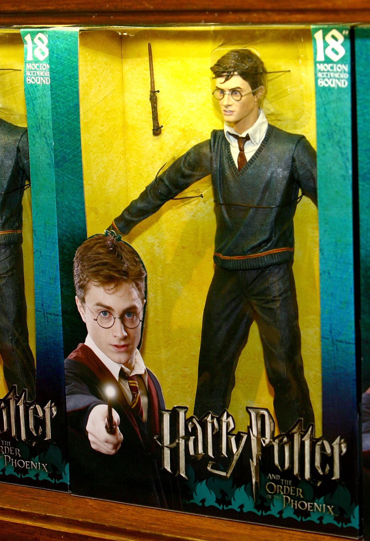 Además de muñecos del personaje principal, se hicieron versiones de Lego, miniaturas, peluches y demás juguetes. Personajes como 'Hermione', interpretado por la actriz Emma Watson, también tuvieron su versión muñeco.