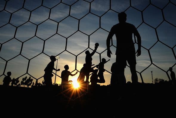 Jonathan Bond de Inglaterra salta para atrapar la pelota en el aire durante el partido Toulon Tournament.