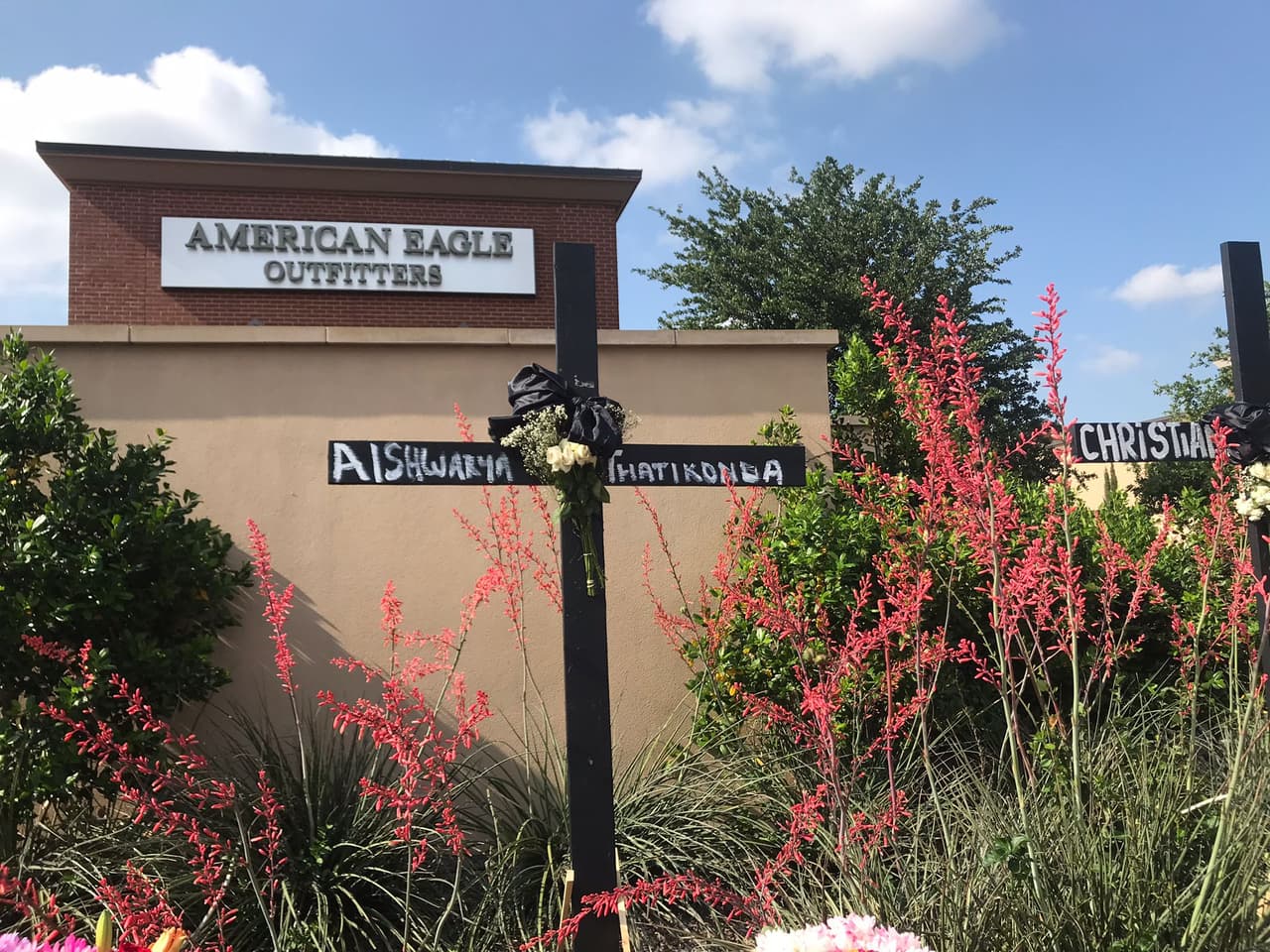 En el sitio hay una cruz en memoria de 
<b>Aishwarya Thatikonda,</b> quien tenía 27 años.