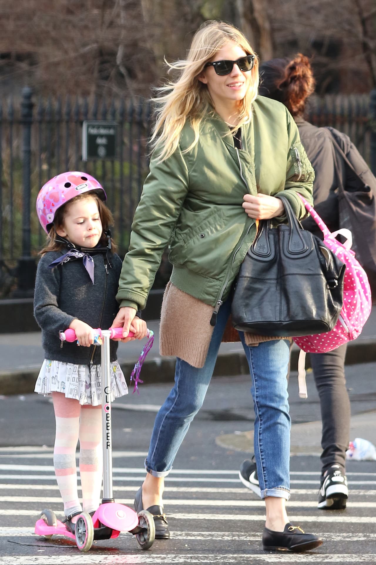 Marlowe, la hija de Sienna Miller, tiene un poco de diversión antes de entrar a clases.