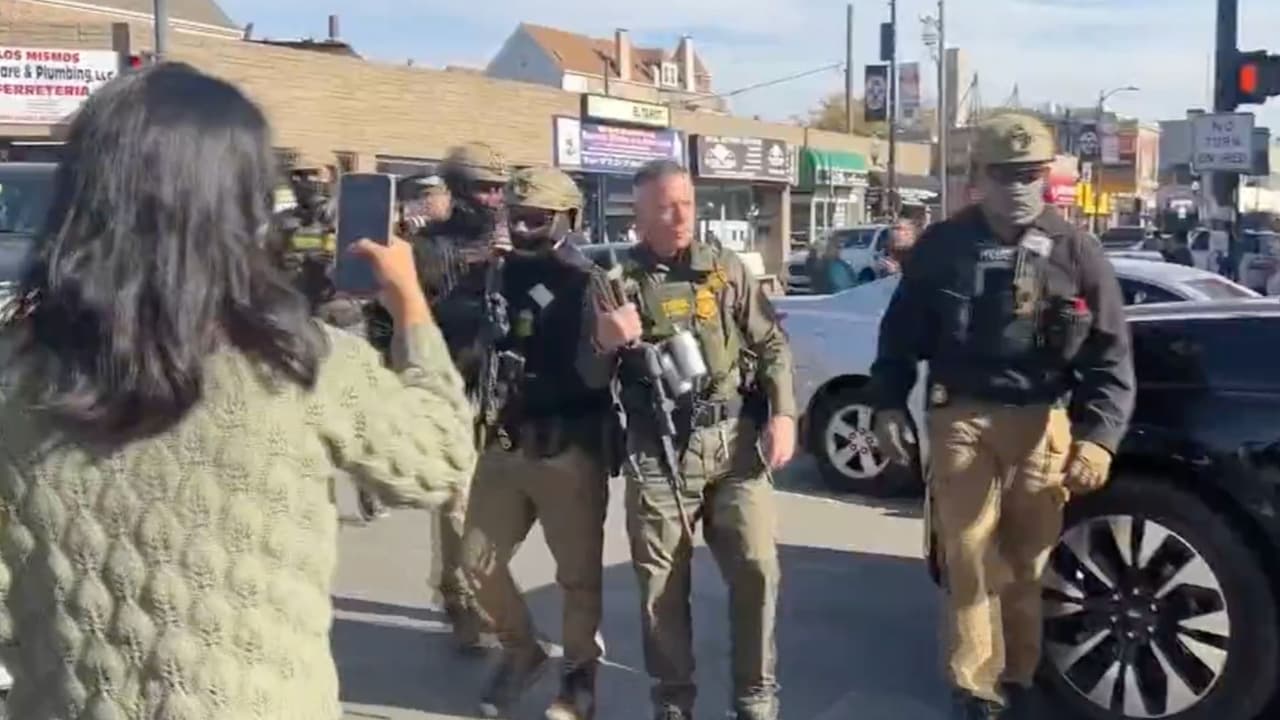 Entre reclamos y gritos: Gregory Bovino es increpado durante nuevo operativo migratorio en Chicago