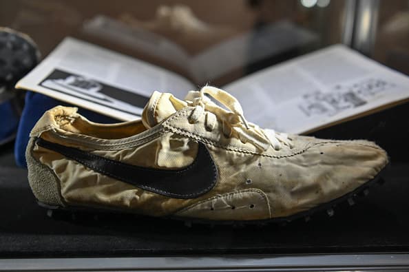 Este raro
<b> par de 'Moon Shoe' de la marca Nike</b> rompió el récord mundial de subasta para un par de zapatos, según la casa de subastas 
<a href="https://www.sothebys.com/en/articles/new-world-auction-record-for-a-pair-of-sneakers-set-by-1972-nike-waffle-racing-flat?locale=es" target="_blank">Sotheby's</a> de Nueva York.