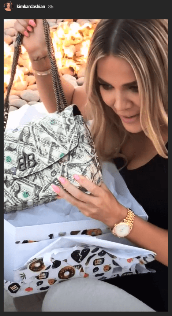 Además del esfuerzo por darle la bienvenida a Thompson, la esposa de 
<b><a href="https://www.univision.com/entretenimiento/kanye-west-lo-acepta-temio-que-kim-kardashian-lo-dejara-por-su-comentario-sobre-la-esclavitud-fotos">Kanye West</a></b> le regaló a su hermana un bolso 
<b><a href="https://www.balenciaga.com/us ">Balenciaga</a></b> con estampado de billetes y un valor aproximado de 
<b>2,250 dólares</b>.