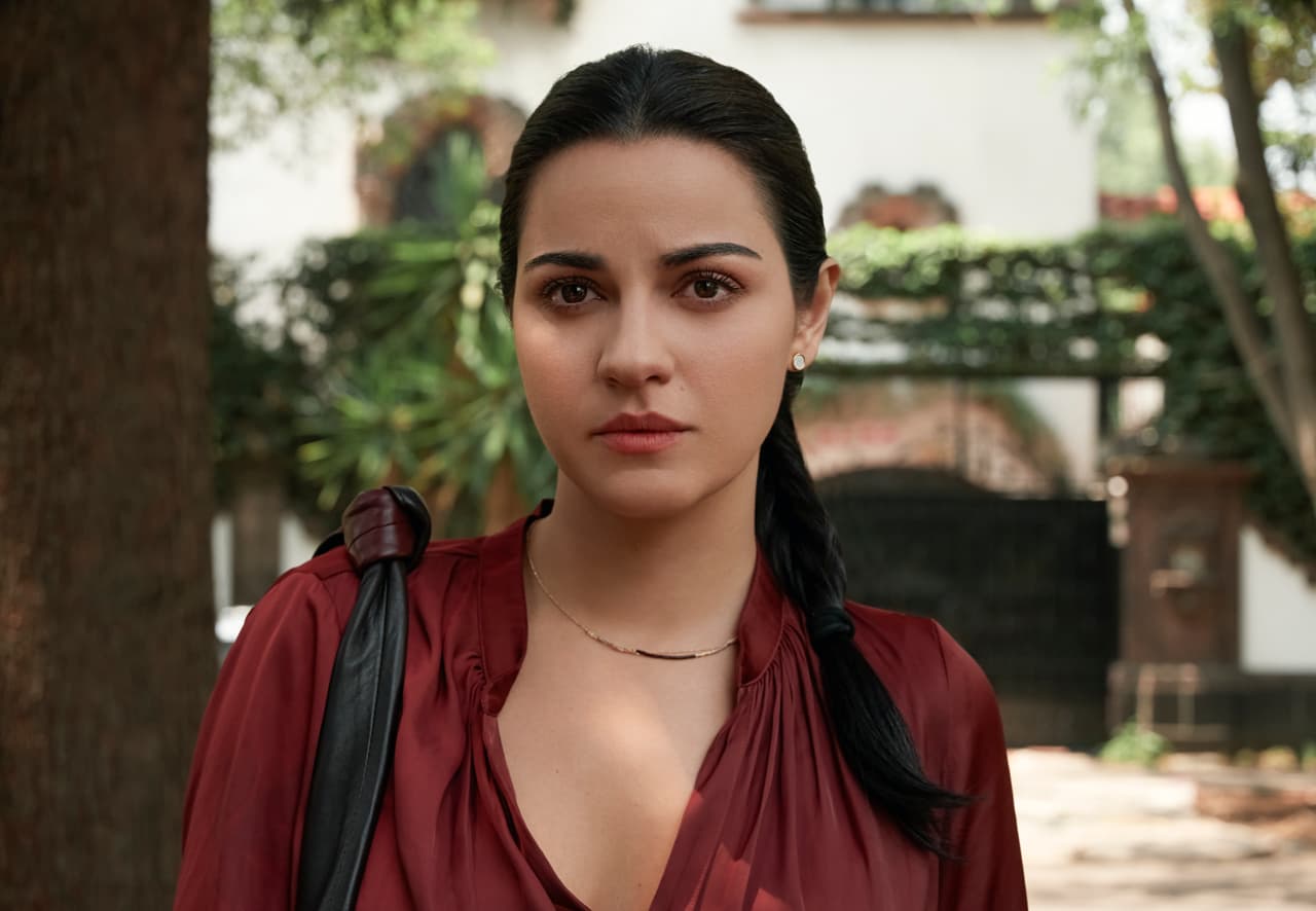 Maite Perroni como Alma Solares