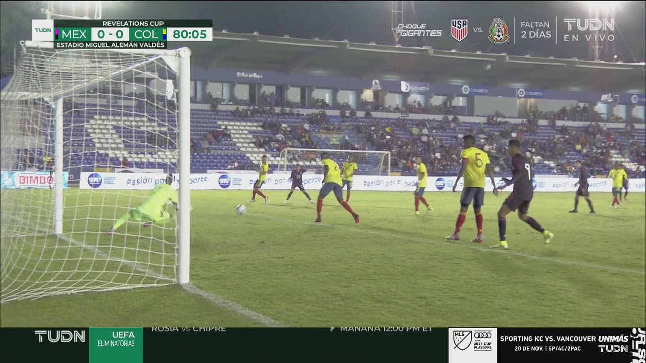 ¡Uff, casi se mete! Karel Campos dispara y el poste salva a Colombia