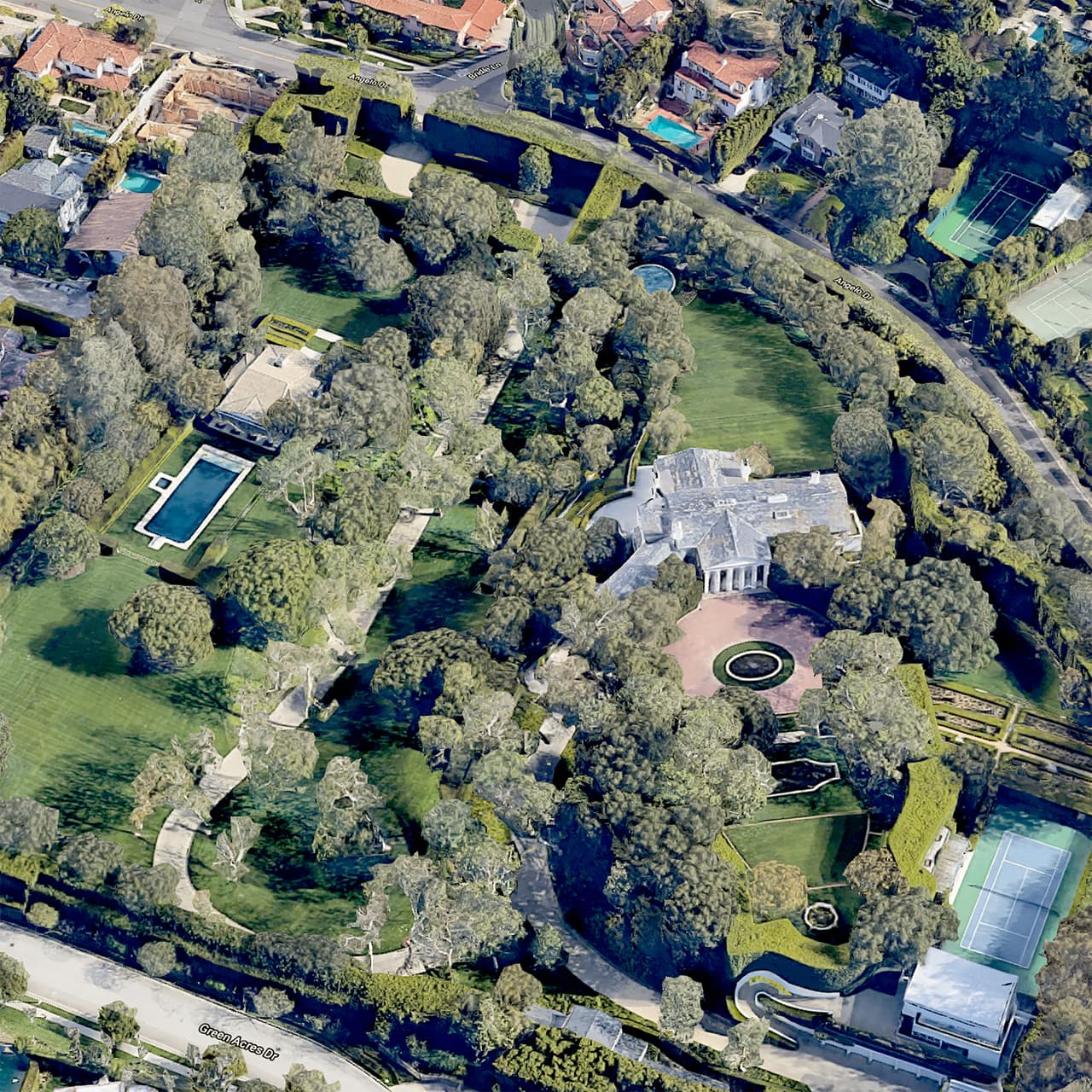 Se trata de una mansión de estilo colonial que, además, incorpora pista de tenis, piscina y jardines en sus 140,00 pies cuadrados. Según 
<i>The Wall Street</i> Journal, en la transacción no han intervenido agentes inmobiliarios ni intermediarios.
<br>