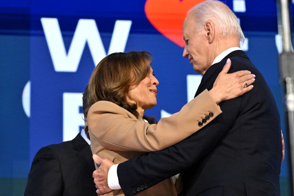 Harris y Biden se abrazan al finalizar el discurso del presidente en la Convención Nacional Demócrata.