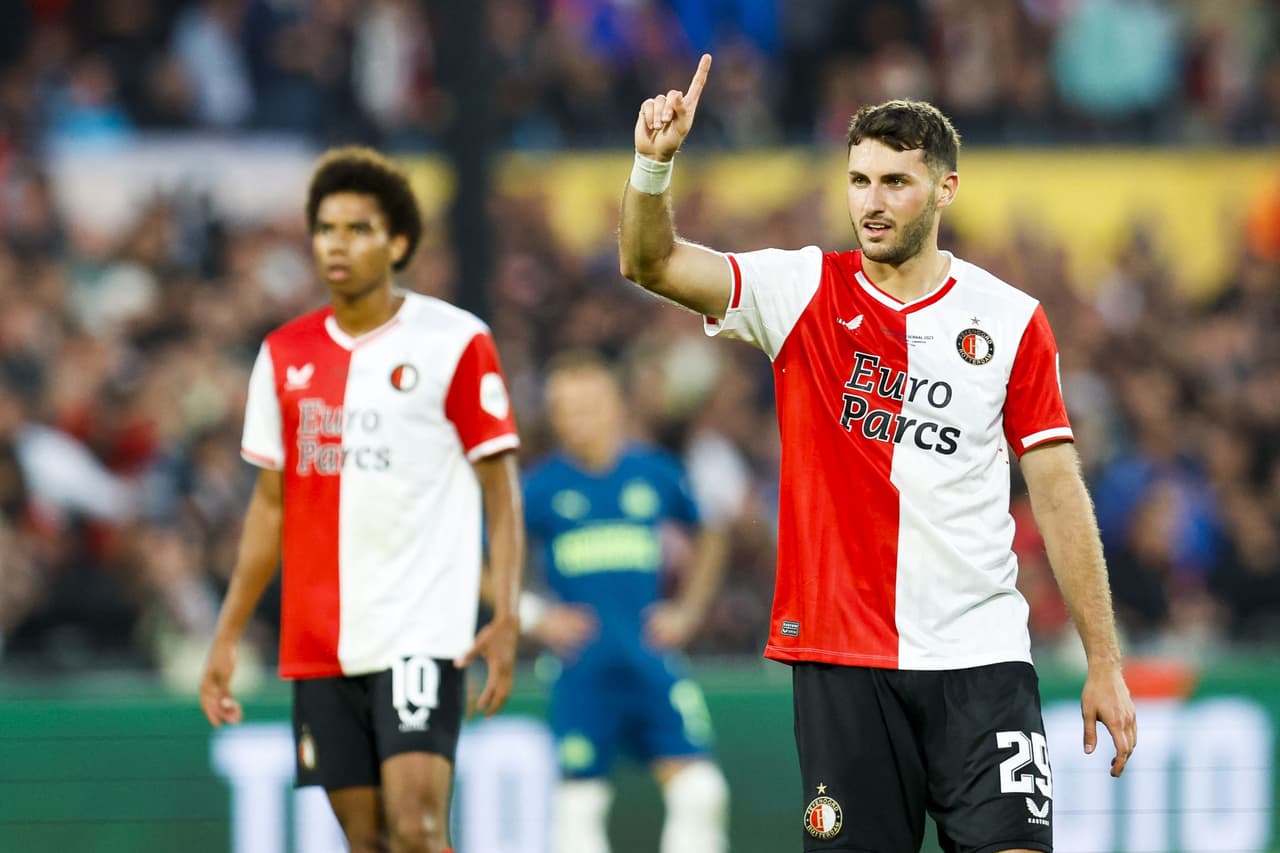 En Feyenoord intentan "copiar" a Santi Giménez antes de que se vaya