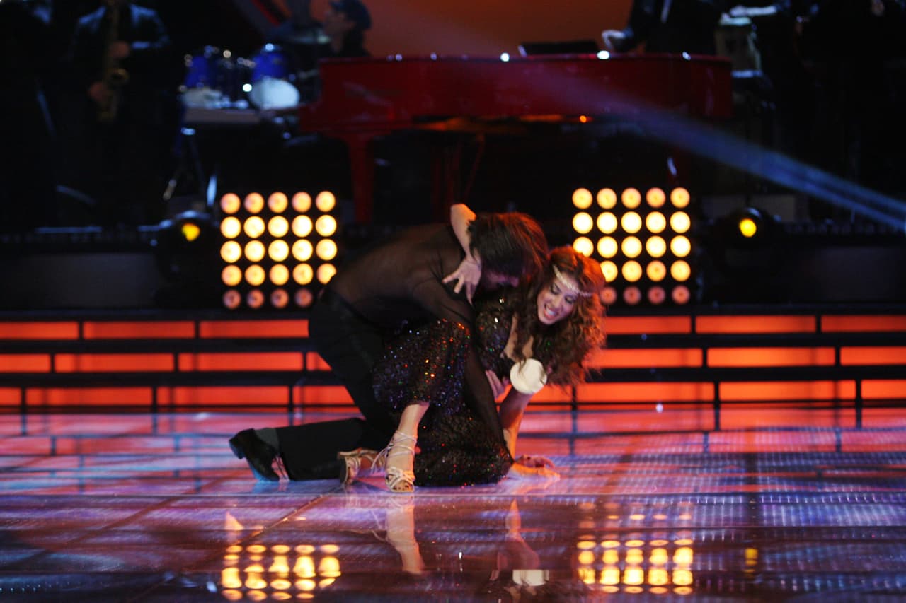 Como olvidar el momento en que Cristian Zuárez sacudió tanto a su bailarina en Mira Quién Baila que le sacó el relleno del sostén y terminaron en el piso. "Se estaba viendo ridículo", recordó el ex de Laura Bozzo quien decidió parar el baile por respeto a su compañera de pista.