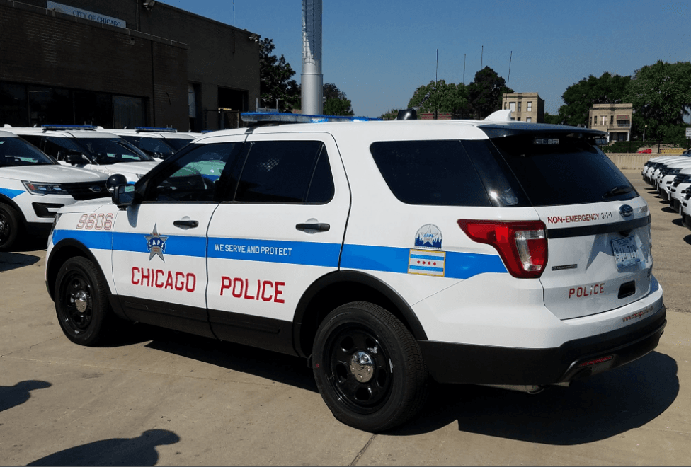 Quinceañero es acusado de robar a mujer y golpear a policía que lo detuvo