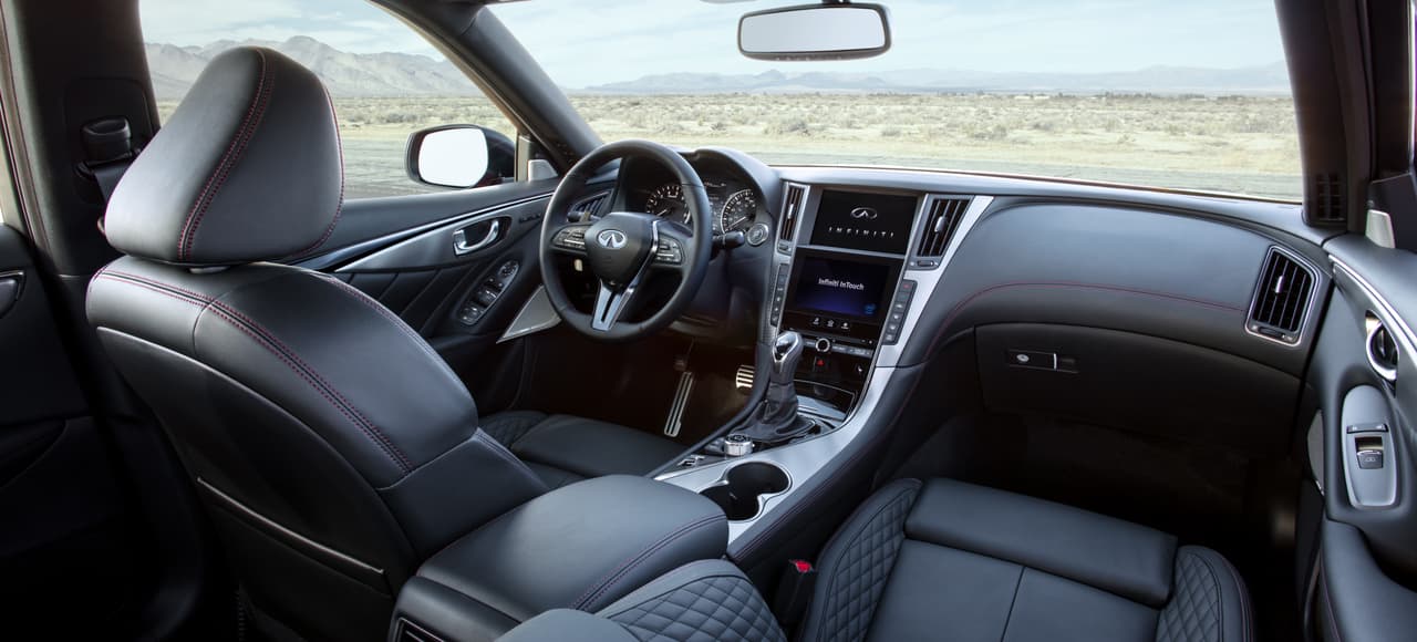La cabina del Infiniti Q50 tiene un espacio de 39.5 pulgadas para la cabeza (con quemacocos), 44.5 pulgadas para piernas y 56.7 pulgadas para hombros.