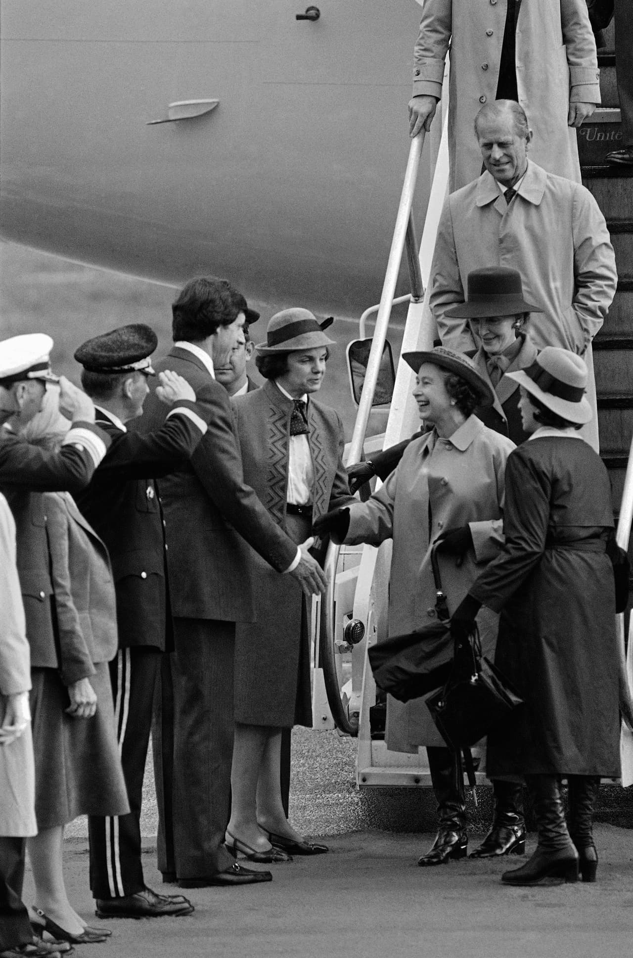 A su llegada al Aeropuerto Internacional de San Francisco el 2 de marzo de 1983, la reina fue recibida por la entonces alcaldeza de la ciudad Dianne Feinstein y su esposo Richard Blum. La exprimera dama Nancy Reagan (arriba a la derecha) acompañó a su majestad en el recorrido.