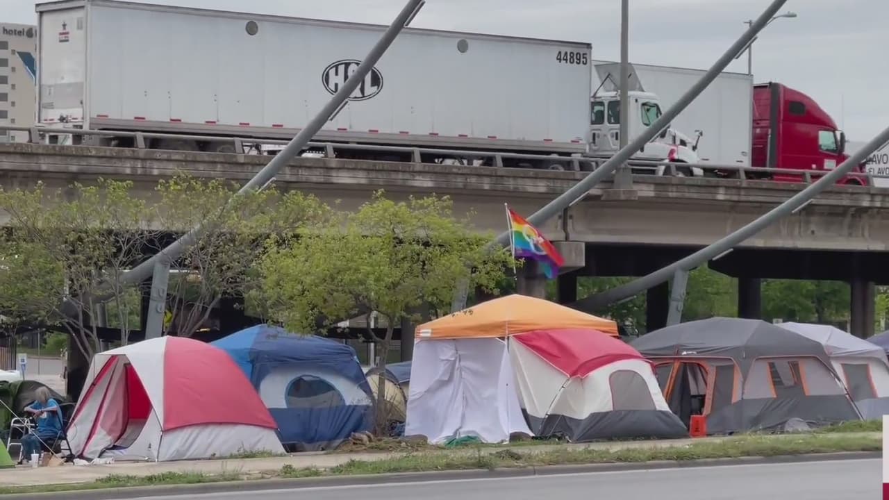 Residentes de Austin a favor de propuesta que busca prohibir que indigentes acampen en las calles