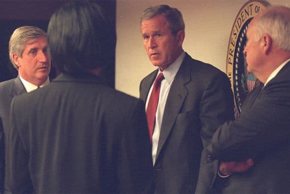 El presidente Bush charla con sus colaboradores más cercanos en el PEOC. (Imagen del Archivo Nacional de EEUU).