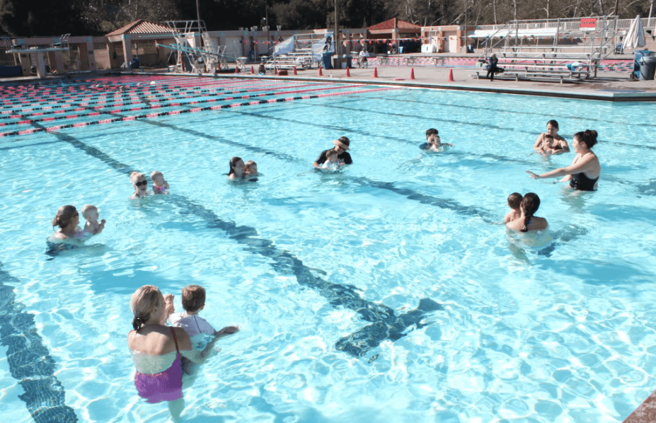 En el Rose Bowl Aquatic Centers también se ofrecen diversos cursos en el agua como natación, terapia y fitness. En horarios familiares la entrada cuesta 2 dólares para adultos y 1 dólar para menores.