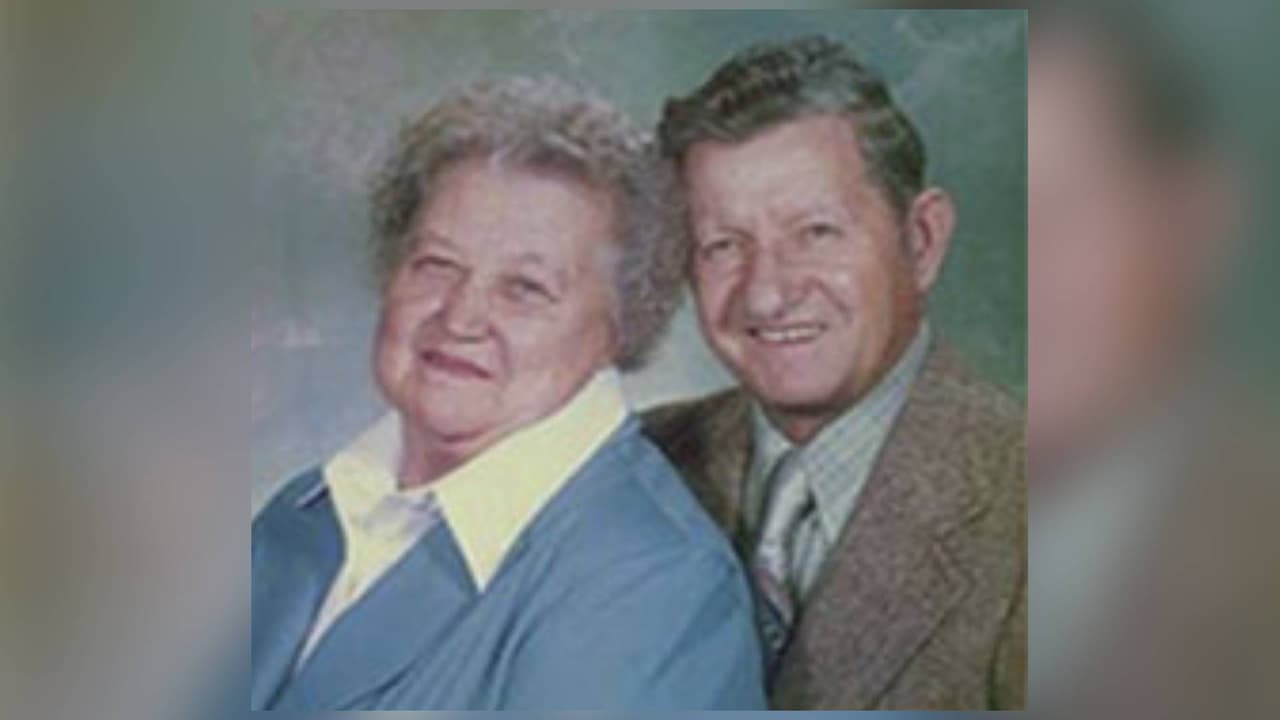 <h3 class="cms-H3-H3">John & Christoria Bilkei</h3>
<br>John y Christia Bilkei eran una pareja con 60 años de matrimonio. El 
<b>26 de julio de 1980 </b>fueron encontrados muertos en su residencia de Orangevale; ambos habían sido 
<b>apuñalados</b> de manera brutal y desde entonces no se tienen pistas sobre el o los posibles responsables.