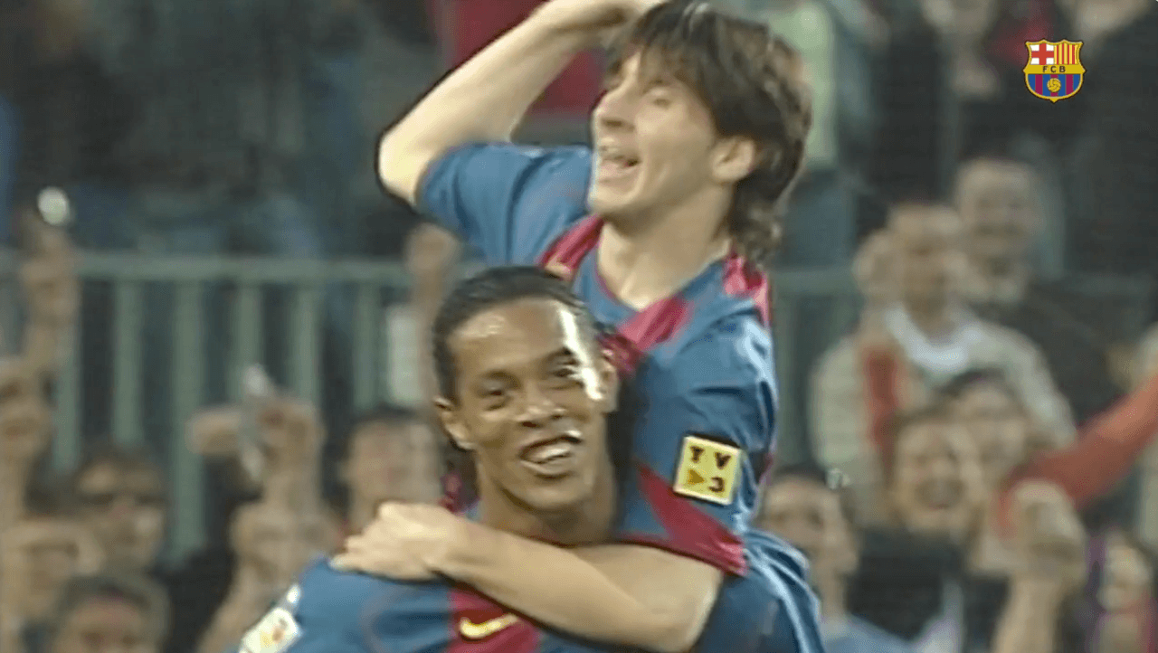 <b>El maestro y el alumno </b>
<br>‘Dinho’ siempre sonriente, cargó a Messi y todos se aproximaron para festejar su primera anotación como Blaugrana.