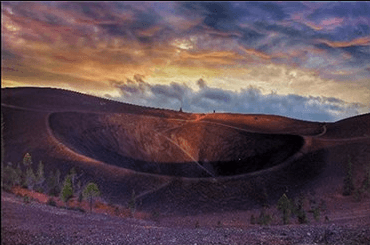 <b>El Parque Nacional Volcánico Lassen</b> es hogar de aguas termales y fumarolas, praderas de flores silvestres, lagos de montañas y es uno de los pocos lugares del mundo donde puedes encontrar cuatro tipos de volcanes.