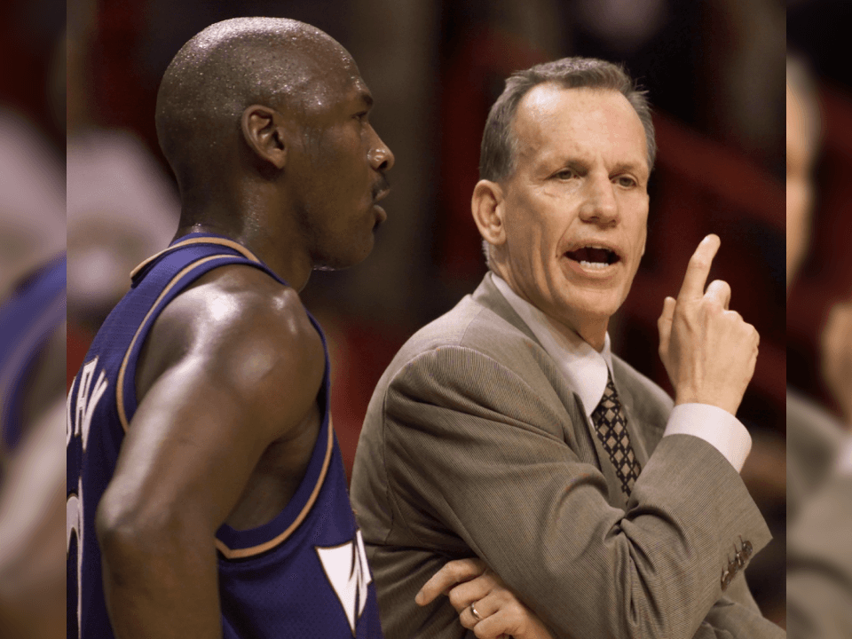 El marcador iba 83-103, quedaba un minuto y 43 segundos para finalizar el partido. Eric Snow realizó una falta a Jordan y éste realizó sus últimos tiros libres.