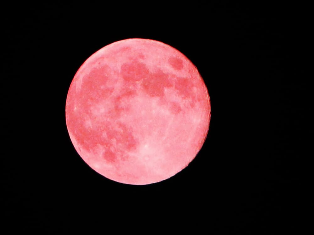 Además la veremos roja, un rojo oscuro, debido a la sombra que la Tierra proyecta en la Luna y las partículas atmosféricas que se interponen a nuestra visión, una “luna de sangre” por su colorido y tamaño.