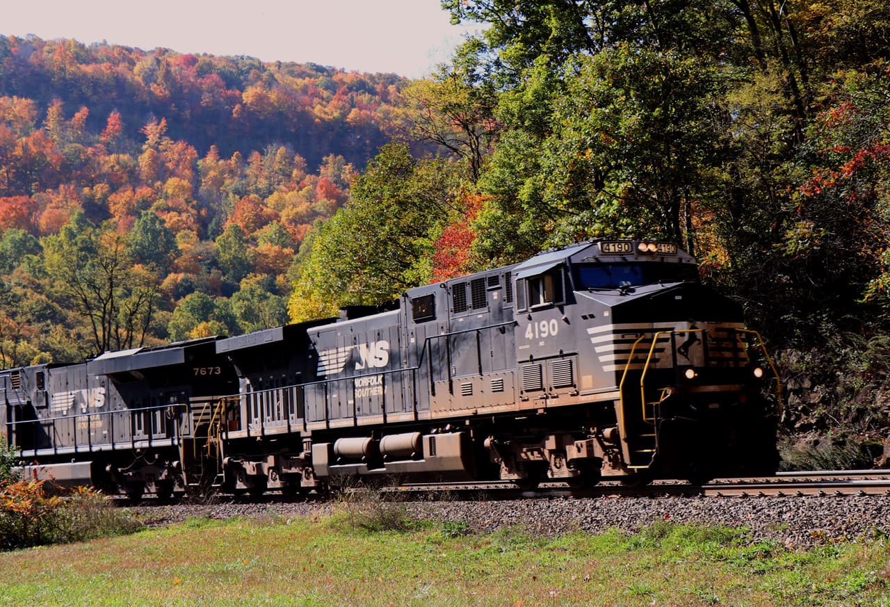 <b><a href="https://www.railroadcity.org/curve.html">Horseshoe Curve National Historic Landmark & Amtrak Ride</a></b>. El viaje toma aproximadamente una hora y una vez que llegues a Johnstown, dirígete al plano inclinado de Johnstown y haz el viaje hasta la cima para disfrutar de una excelente vista.
<br>
<br>
<b><a href="https://goo.gl/maps/LhwazKn9mygtNdrU8">Cómo llegar</a></b>