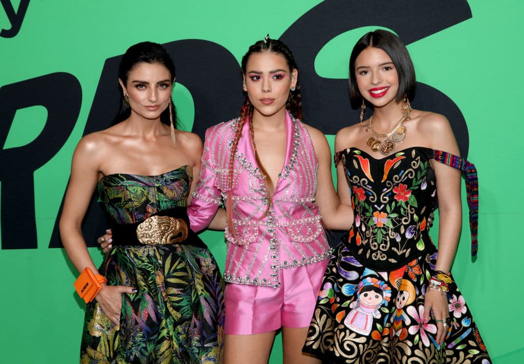 A su paso por la alfombra verde de los Spotify Awards, evento que se llevó a cabo en México el 6 de marzo, la joven cantante presumió que el collar que portaba era un regalo de su abuela.
<br>