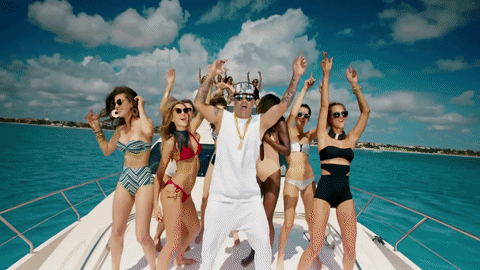 En el clip de 'Vacaciones', despierta en una casa extraña tras una noche de fiesta que luego lleva a un bote.