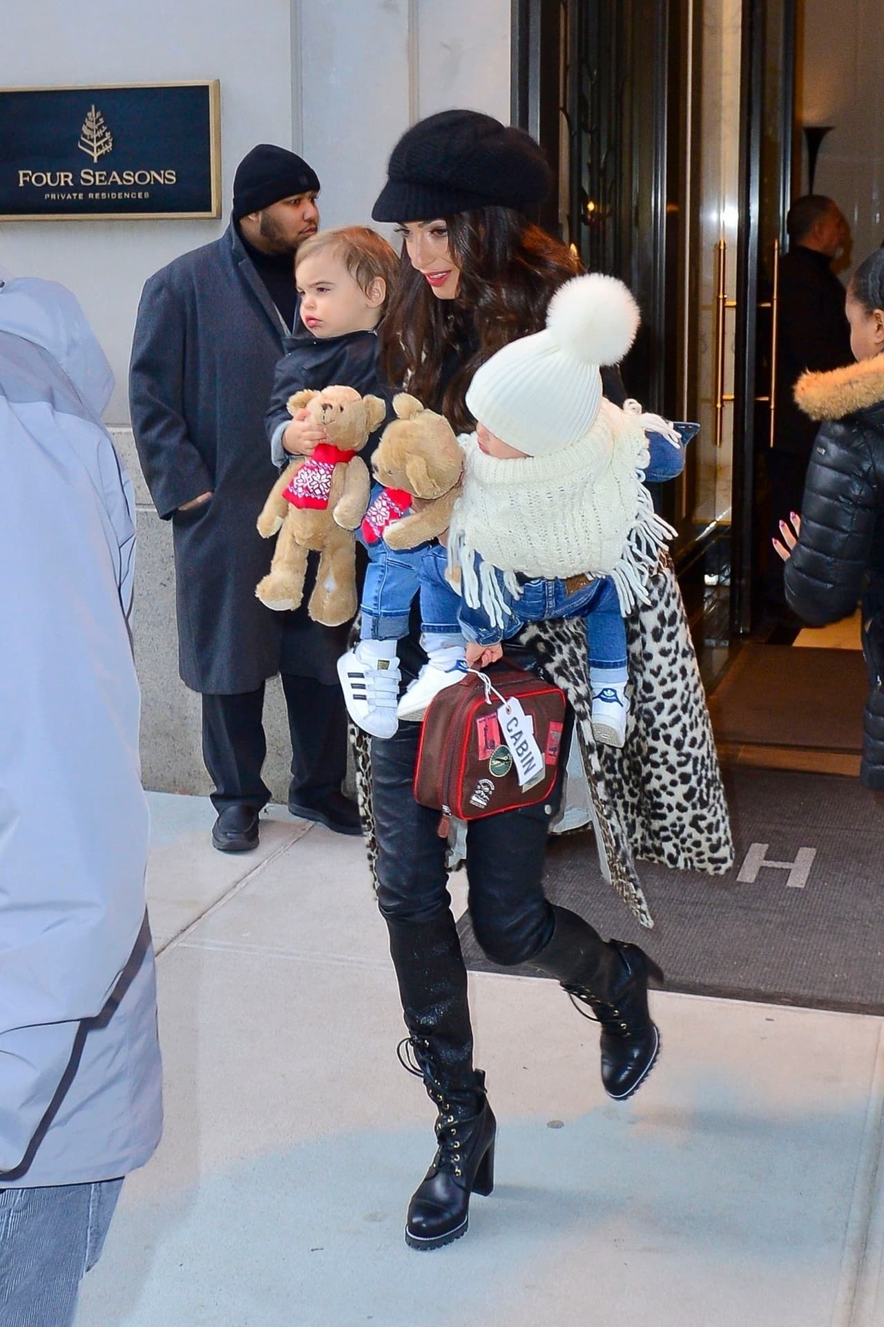 Finalmente ya se ve lo que había contado George Clooney en diversas entrevistas; que
<b> Alexander es más robusto </b>y que Ella luce más "delicada, como su mamá".