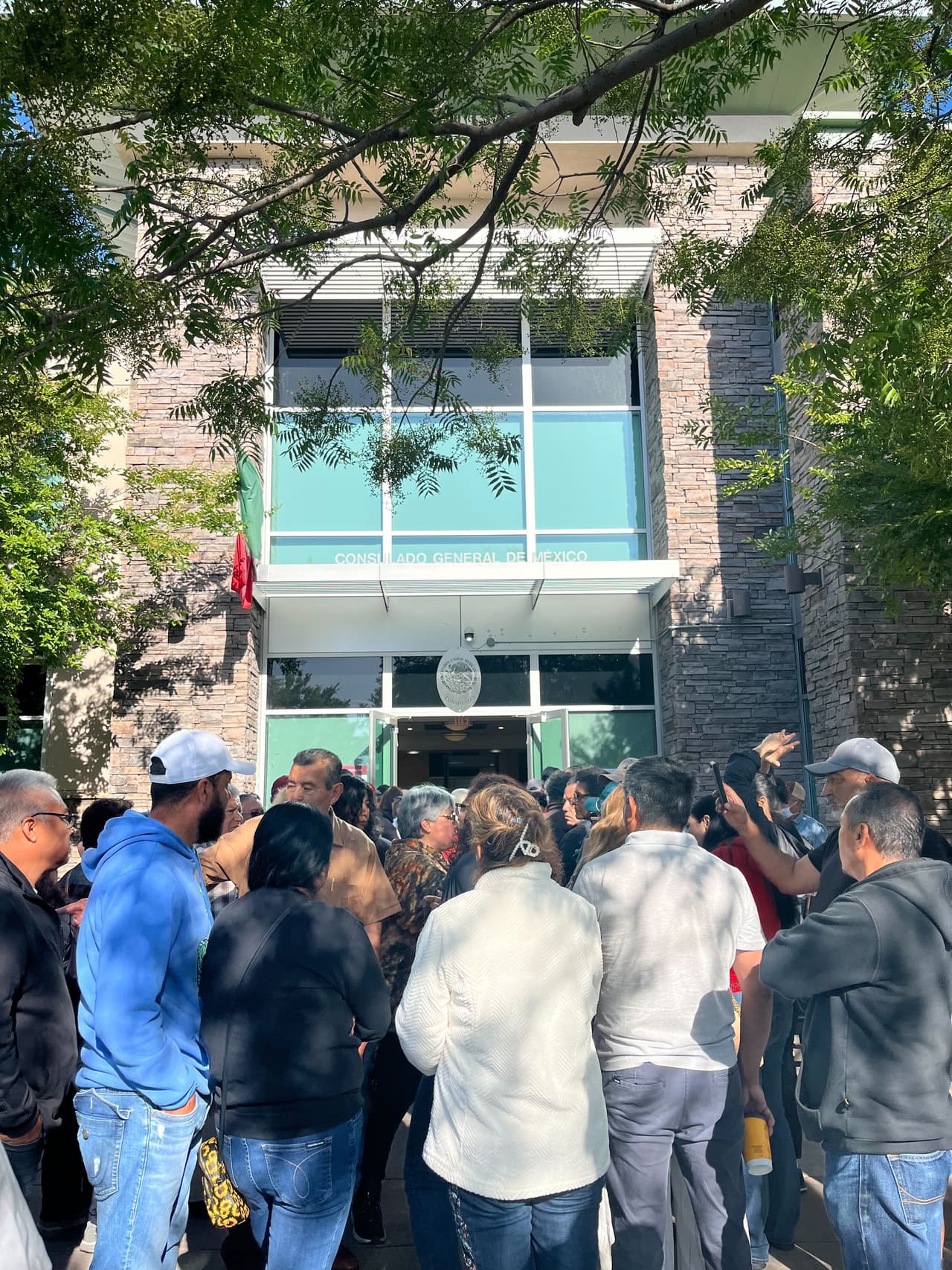 Los electores en el extranjero estaban advertidos de que tendrían que registrarse para poder 
<b>asegurar su boleta de votación</b>.