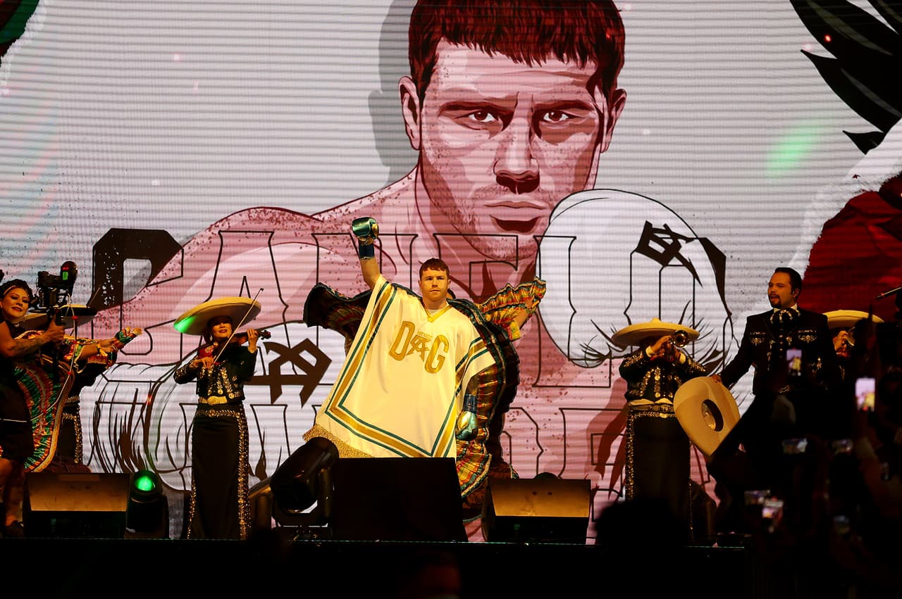 La cara del boxeo, el mexicano Saúl 'Canelo' Álvarez, tampoco pudo evadir la mala suerte que aquejó al boxeo en este verano.