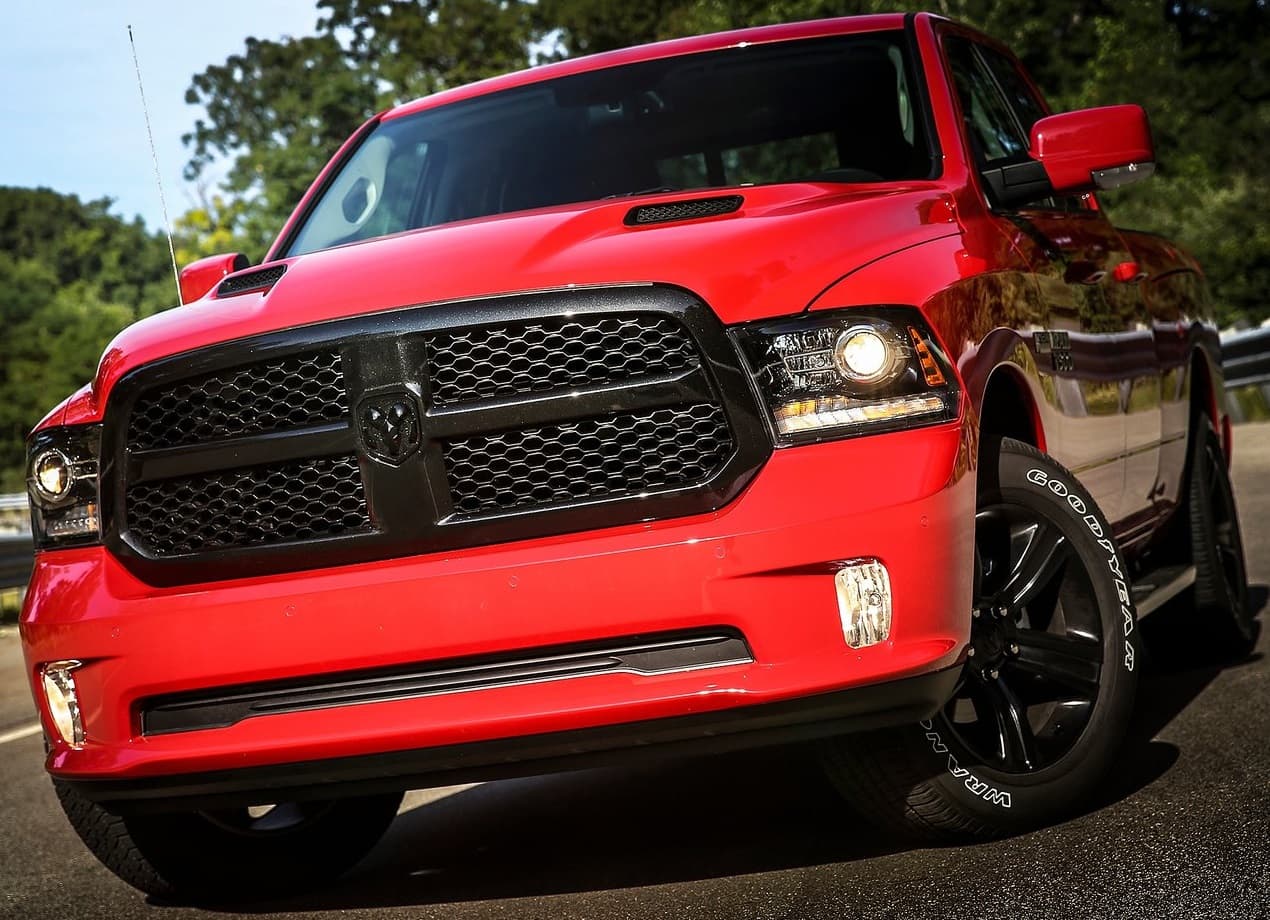 Continuando con los detalles deportivos, la Ram Night dispondrá de faros proyectores bi funcionales con luces de posición LED y luces de cola negra para lograr hacer juego con las luces frontales.