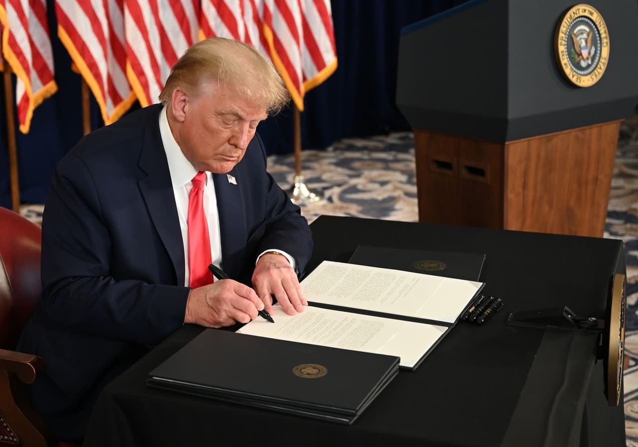 El presidente
<a href="https://www.univision.com/temas/donald-trump">Donald Trump</a> anunció este sábado, durante una conferencia de prensa, que firmó cuatro órdenes ejecutivas para extender ayudas debido a la crisis por el coronavirus.