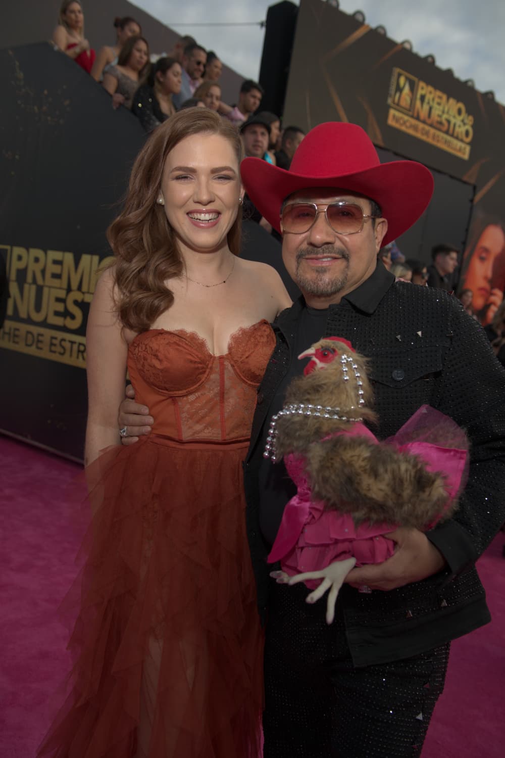 Andrés Maldonado, mejor conocido como El Feo, llevó a su fiel acompañante, 
<b>La Gallina Vidente</b>, quien llegó muy elegante.