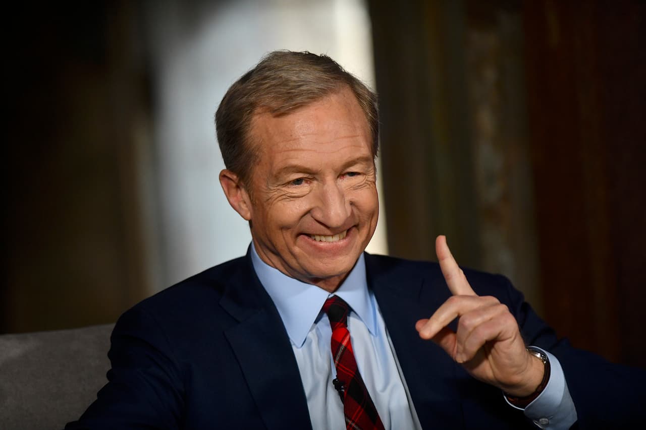 <b>TOM STEYER, multimillonario y activista de California</b>. Steyer ha sido criticado por no invertir más de su fortuna en organizaciones o grupos de base o en la campaña que creó para que se le iniciara un juicio político a Donald Trump. Sus propuestas incluyen crear empleos y proveer recursos a comunidades para que se puedan adaptar a una economía basada en energías limpias, derogar proyectos que recorten impuestos a los ricos y a las grandes corporaciones. Apoya un incremento del salario mínimo a 15 dólares la hora, mejorar las escuelas y aumentar el pago a los maestros. En inmigración, asegura que reinstauraría el programa DACA y que aumentaría la ayuda a Centroamérica.