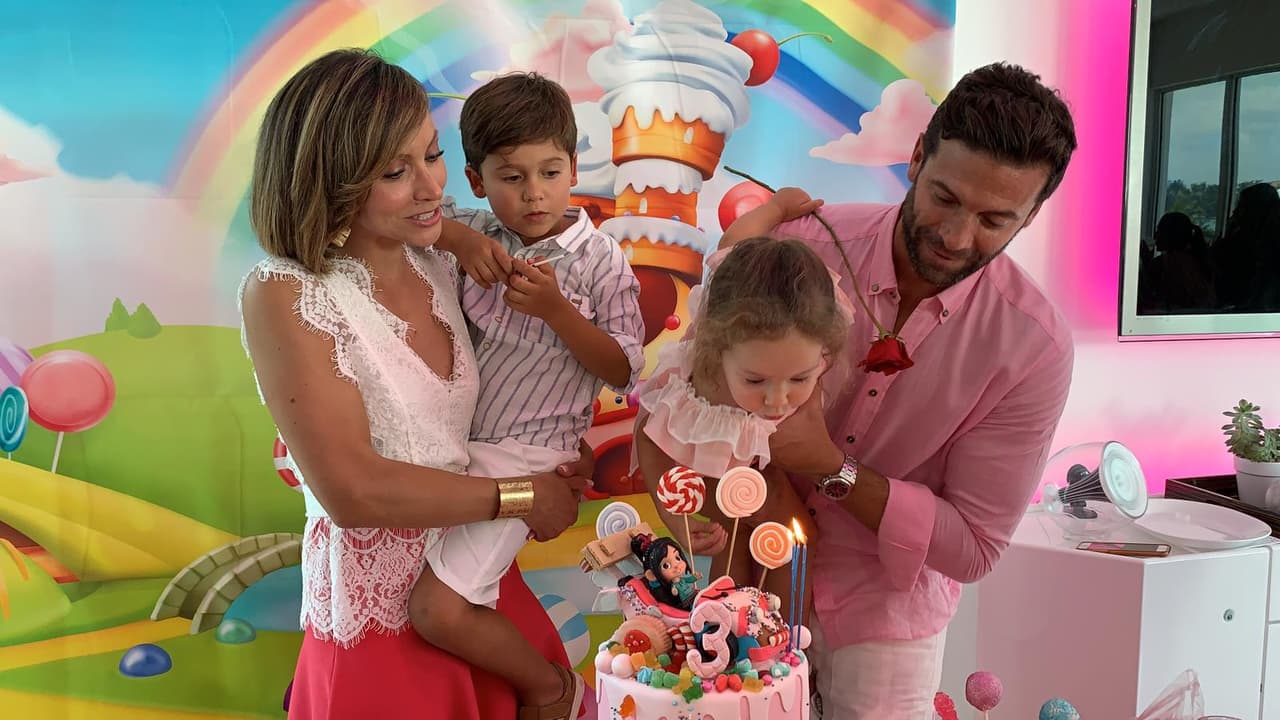 La pequeña sopló a la velita acompañada de sus papis y su hermano.
<br>