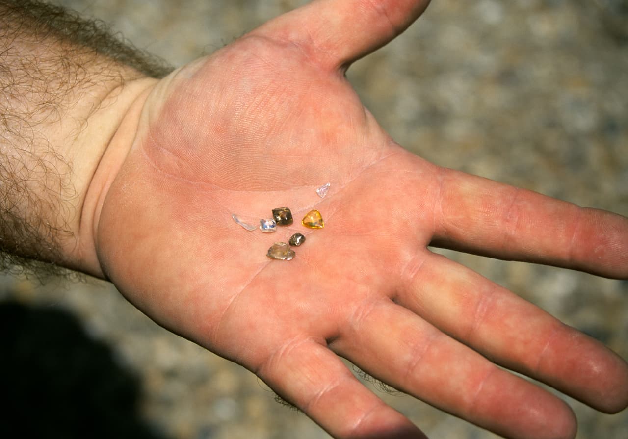 Diamantes encontrados por visitante en el Cráter de Diamantes de Murfreesboro, sur de Arkansas