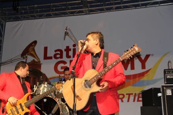 El popular Conjunto Primavera cerró con broche de oro la gran celebración del Latin Grammy Street Party en Phoenix, donde cientos de personas se congregaron desde muy temprano para escucharlos y cantar con ellos.